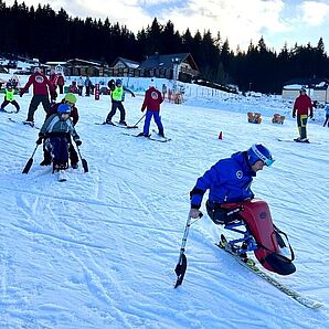 OIL! Tankstellen ermöglicht Skisport-Erlebnis im Wintercamp 2023 für Jugendliche nach ihrer Krebserkrankung